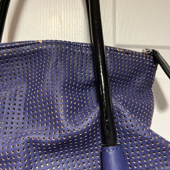 NWOT GUESS BAG NEW WITH FLAWS - Picture 4 of 5